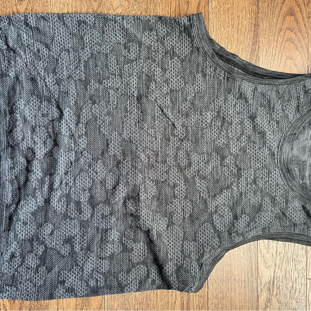 Lululemon swiftly breathe tank size 6